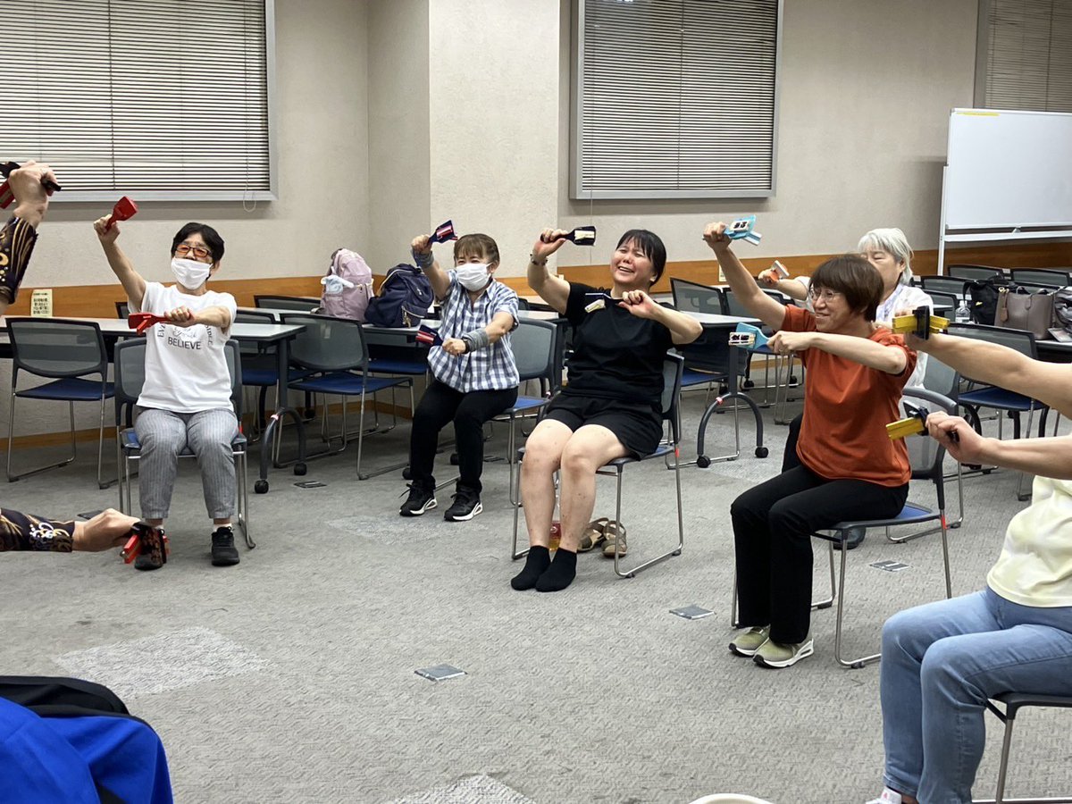 smile_join's tweet photo. 本日YOSAKOIワークショップ開催しました！
着座でのYOSAKOIは声を出しながら踊ります♪
初体験とのことでの着座でしたが、手だけなのに悪戦苦闘😅

鳴子の音が踊りを重ねていくうちに重なって響き合う。笑顔の絶えない楽しいワークショップでした✨

Join・YOSAKOIワークショップ https://t.co/V6Be1RnIfb