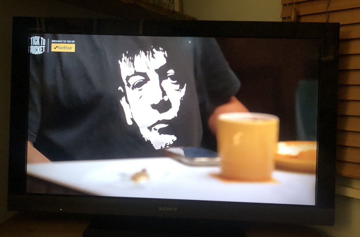 Ribs72's tweet image. That’s a cracking T-shirt you’ve got on there @BumbleCricket, first class! 👏
#MarkESmith #TheFall #HitTheNorth