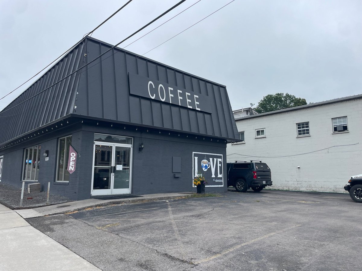 VARuralCenter's tweet image. Starting day #2 in St. Paul with a boost of energy and breakfast favorites from The Coffee Station!
Owner Andrea Hicks shared with #VRLI her small business story and served up their exclusive Clinch River Blend Coffee! #coffeestationva @StPaulVAMainSt