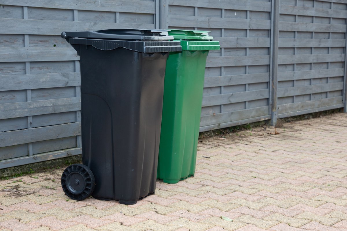 Due to the very hot weather expected tomorrow, Friday 11 July, our waste and recycling operatives will be starting 30 minutes earlier than normal. 

Please put bins and sacks out by 6.30am, thank you.

Visit malvernhills.gov.uk/waste-and-recy…  for updates.