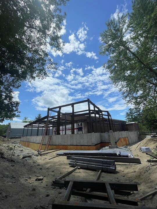 🏗️ Exciting progress is underway at New England College! Our new Athletics Center is taking shape to help students thrive both on the field and beyond. 👷‍♂️ Track the progress of the project at nec.edu/athletics-cent…! #GoGrims #Athletics #College #CampusGrowth