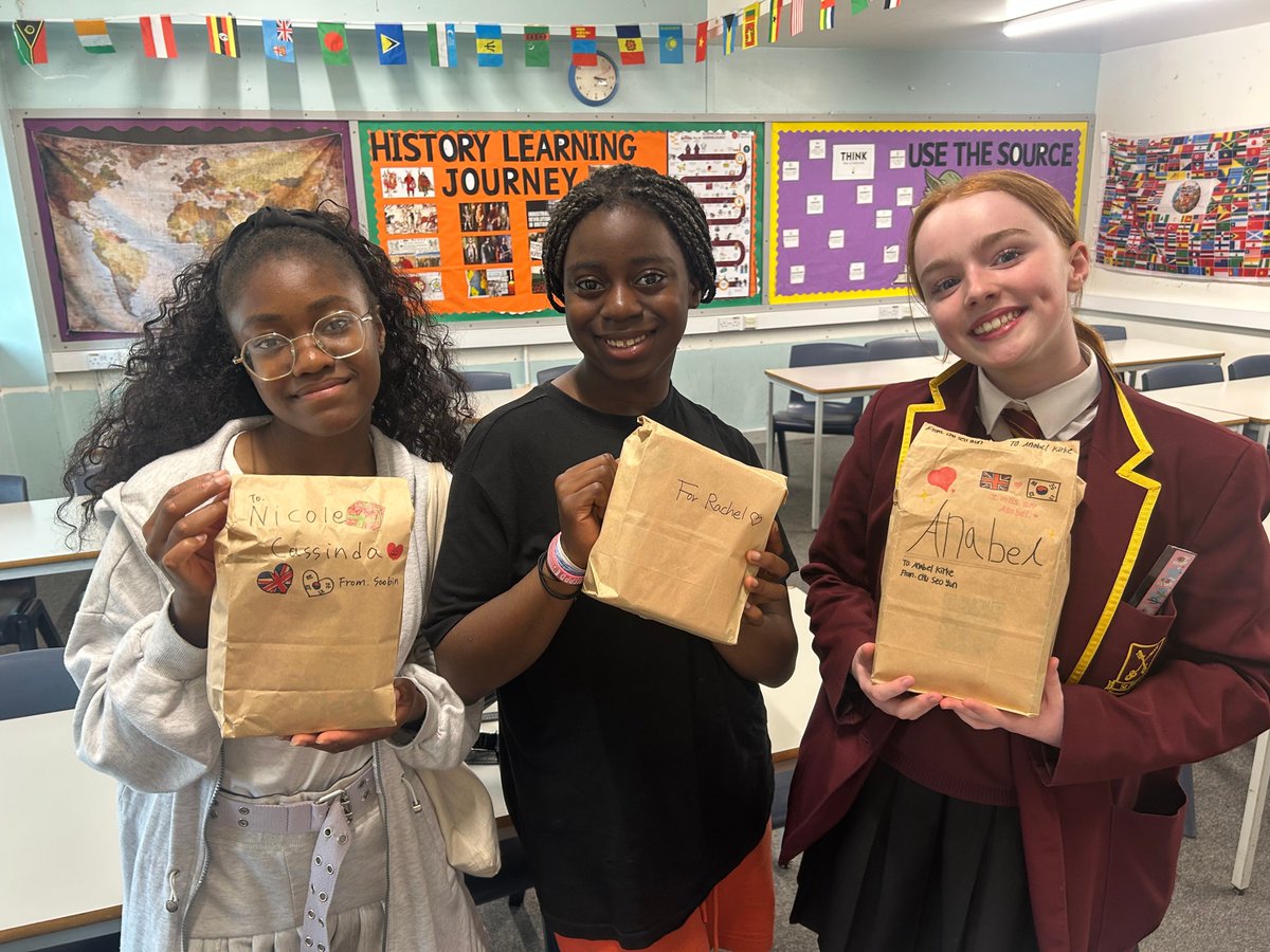 StPetersUK's tweet image. ๐โจ Excited to receive a special parcel from our partner school in Seoul! Korean snacks, games, & beautiful cards for our pupils. Thank you Dongduk Girlsโ School for helping us build global friendships! ๐๐ค #CulturalExchange #PenPals