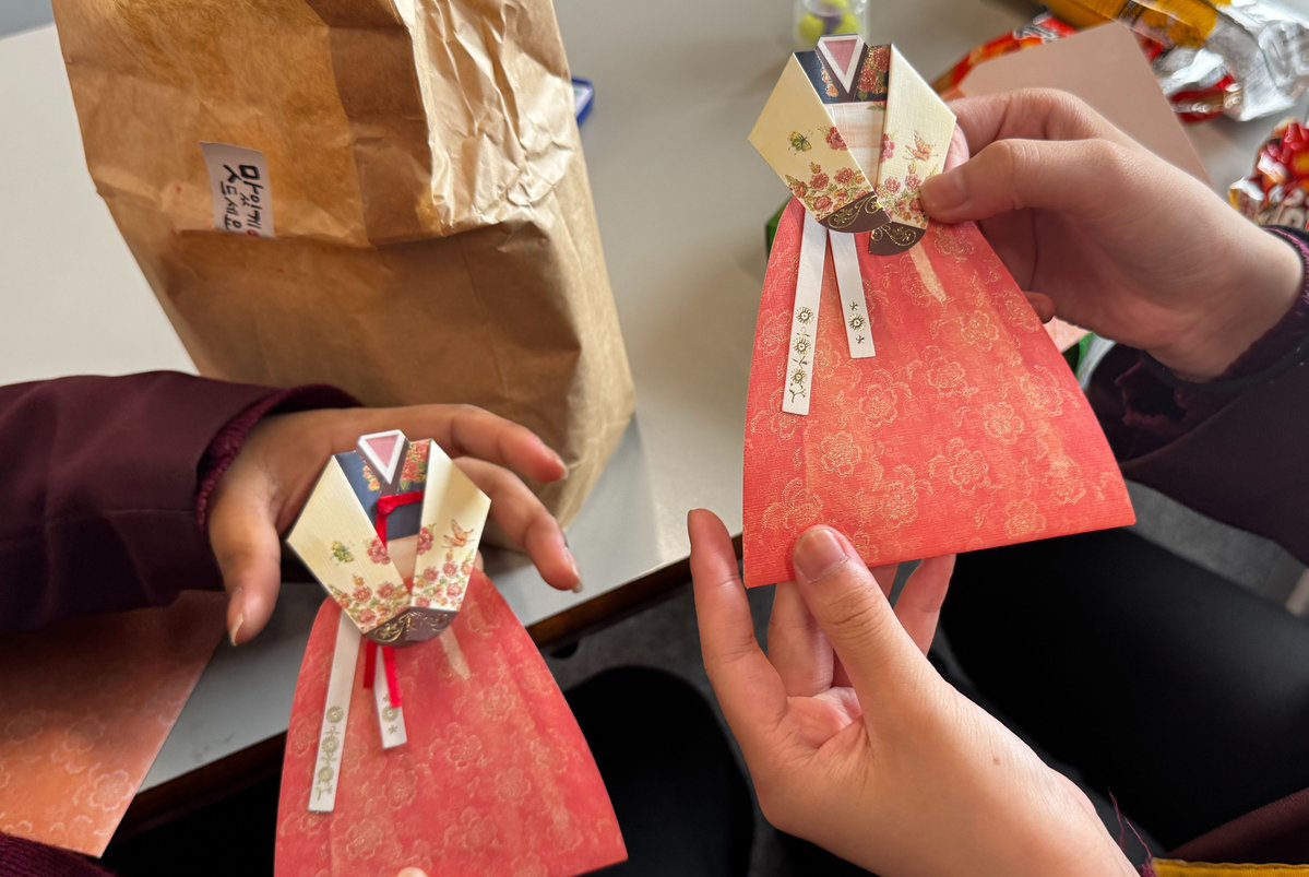 StPetersUK's tweet image. ๐โจ Excited to receive a special parcel from our partner school in Seoul! Korean snacks, games, & beautiful cards for our pupils. Thank you Dongduk Girlsโ School for helping us build global friendships! ๐๐ค #CulturalExchange #PenPals