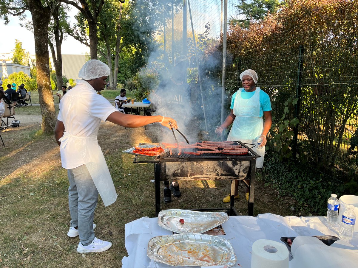 [LE 13 JUILLET À SAINT-MICHEL] Dès 17h, le #barbecue #jeunesse-parents à l'Espace Jeunes Descartes : saintmichelsurorge.fr/evenements/bar…
• A partir de 19h, le #Bal du #13Juillet sur le parvis du Centre Culturel Baschet #saintmichelsurorge : saintmichelsurorge.fr/evenements/fet…