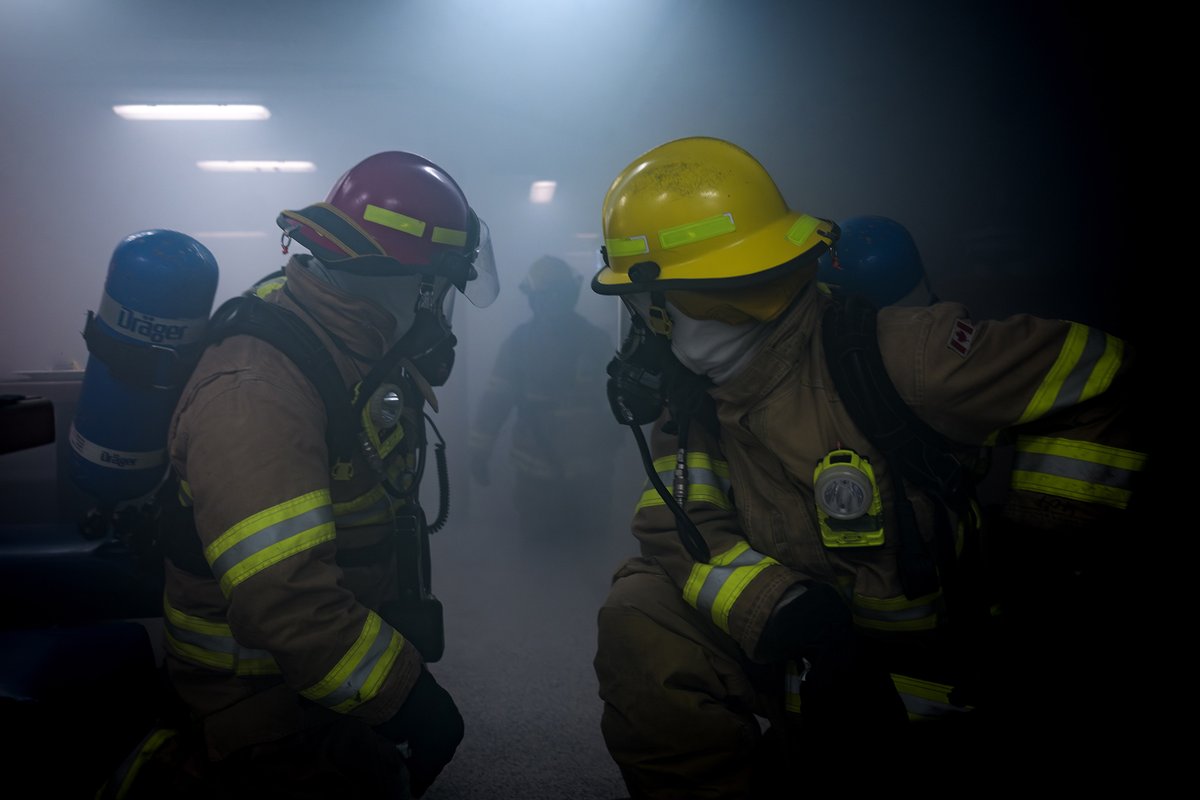 CJOC_COIC's tweet image. 🚨 Drill at Sea 🚨
On April 24, 2025, HMCS Montréal’s Rapid Response Team tackled a simulated fire in the junior ranks’ galley during a damage control exercise. This was part of prep for #FormidableShield under #OpREASSURANCE in the Atlantic.