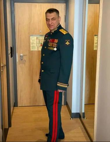 Путин дал звание «Героя России» генералу-«мяснику» Сухрабу Ахмедову. В войсках его считают одним из худших командиров: он отправлял бойцов на убой, выстраивал их в чистом поле под удары HIMARS и заваливал офицеров бюрократией.