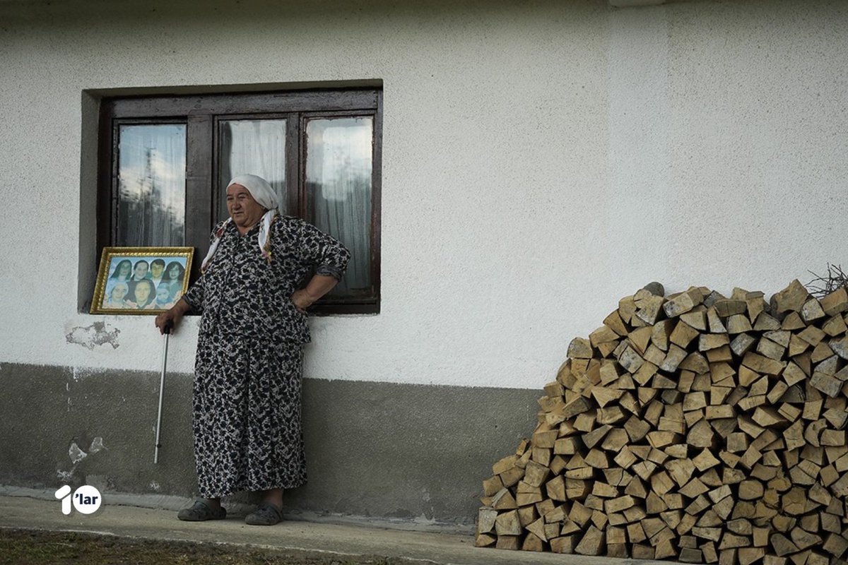❝Bir kemiğini bile bulamadılar oğlumun, hiçbir şey yok. Kaç anne baba çocuklarını toprağa veremeden öldü, benim tek korkum da bu❞

Srebrenitsalı anne Beguna Salihovic, soykırımda kaybettiği oğlunun cenazesini bulma umuduyla hayata tutunuyor

#srebrenitsa