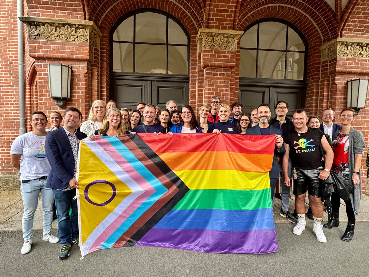 Die #CharitéBerlin hat heute die progressive Pride-Flagge gehisst! Gerade in Zeiten wie diesen setzt die Charité damit bewusst ein starkes Zeichen gegen Diskriminierung und für Gleichberechtigung queerer Menschen. Happy #Pride2025! 🥳