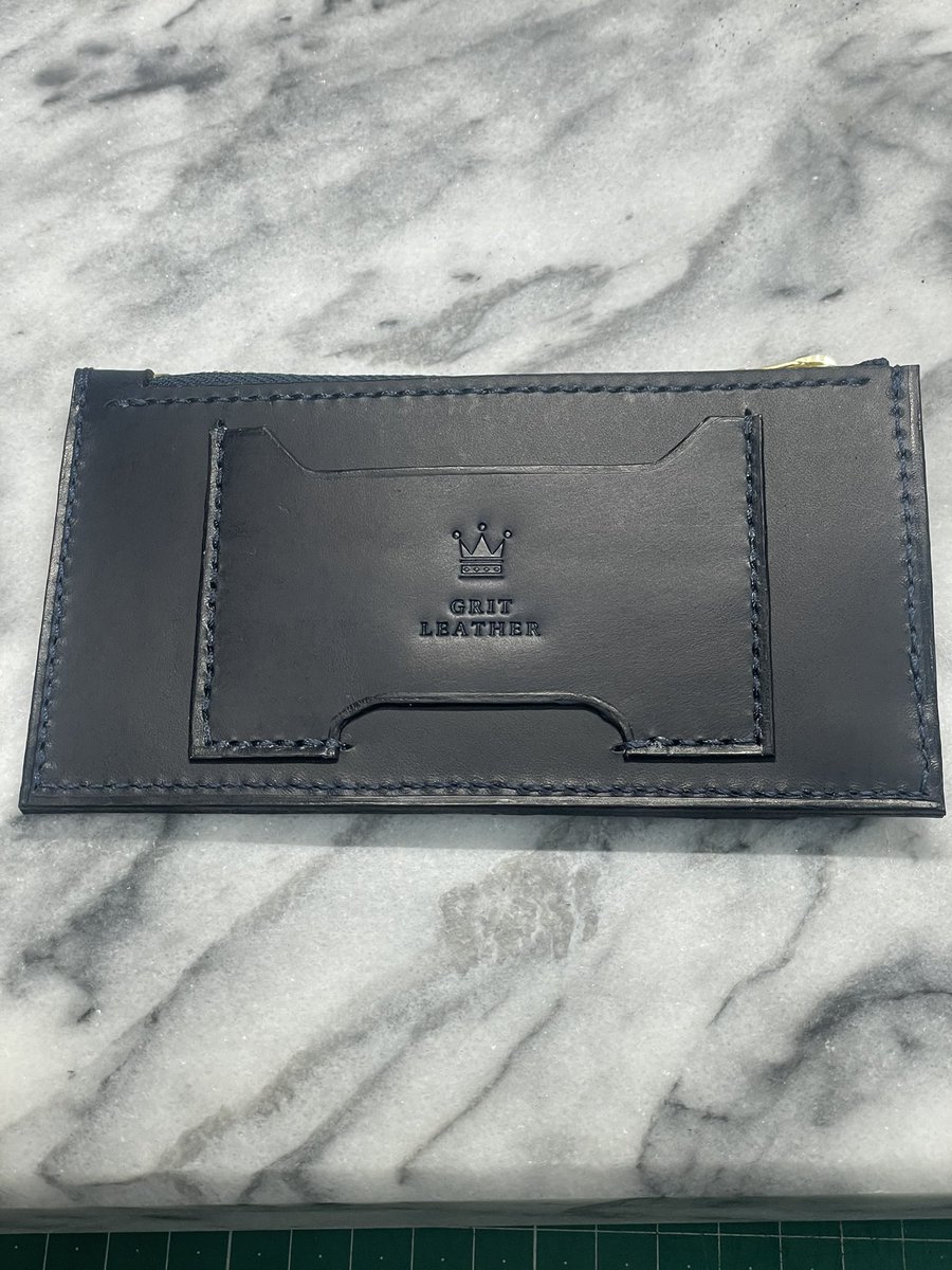 grit_leather's tweet photo. GRIT LEATHER1作目のフラグメントケース無事に完成しました🤗
同時進行で作っていたもう1本も完成させます👍
収納はファスナーポケット💡
カード段は4段+交通系ICやメインカードを入れやすいように表面に1つで計5つ😊

#GRITLEATHER
#グリットレザー
#フラグメントケース
#ブッテーロ https://t.co/0Vd5kcHAfU