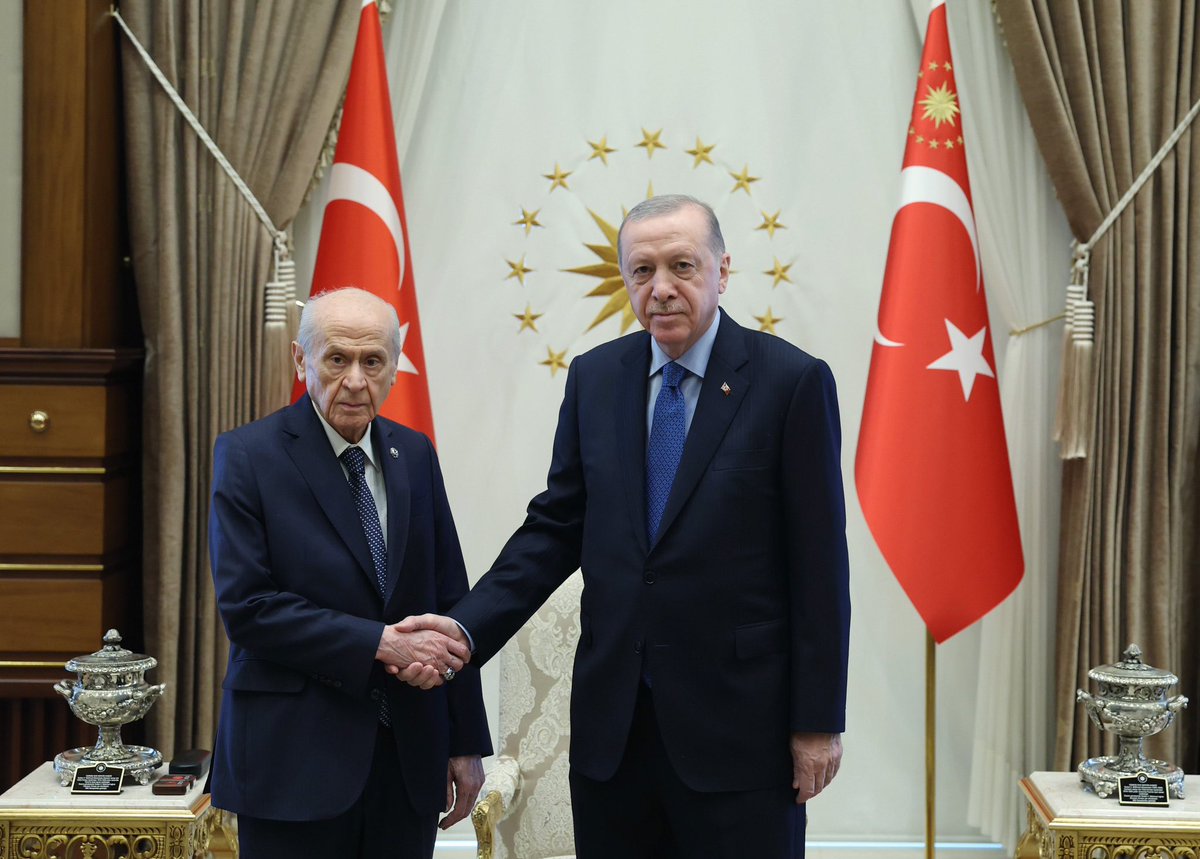 Lider Devlet Bahçeli, Cumhurbaşkanımız Recep Tayyip Erdoğan ile Cumhurbaşkanlığı Külliyesinde bir araya geldi.