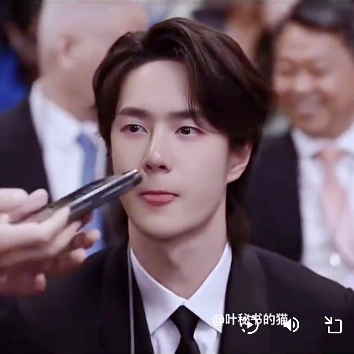 ก็ไปทำหน้าตาน่ารักแบบนี้ไง คนรอบตัวถึงได้หลงขนาดนี้ 💚 #WangYibo #หวังอี้ป๋อ