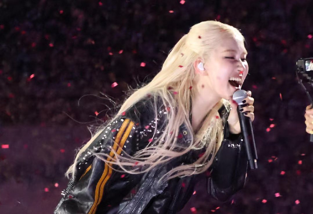 vampirerozay's tweet photo. just realised Rosé uses 3 different mics during the tour.. so she really specifically chose the Earthworks SR314 mic during her 3am &amp; toxic till the end stages to ensure there is no sound tuning and for her vocals to come out loud and clear. that's my main vocalist right there 😭 https://t.co/UNpEuF7DQx