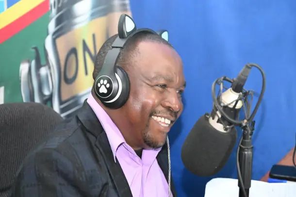 UN_Water's tweet image. 🎙️ In eastern Zimbabwe, community radio is saving lives.
Chimanimani FM, founded after Cyclone Idai, now reaches 150,000+ people with early warnings, climate tips & farming advice.
UNESCO & UNOPS support local voices for climate resilience.
🔗 buff.ly/Bfr5w7W