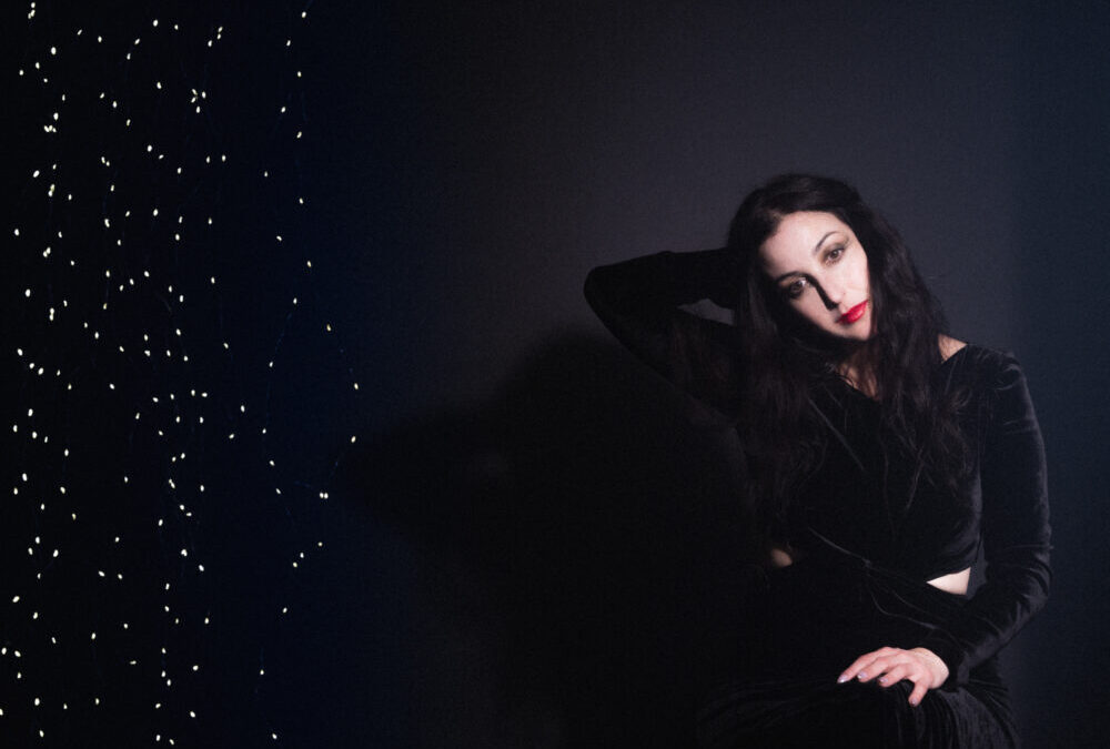 Marissa Nadler explora narrativa sombria em “Hatchet Man”: tinyurl.com/kmmbyuca