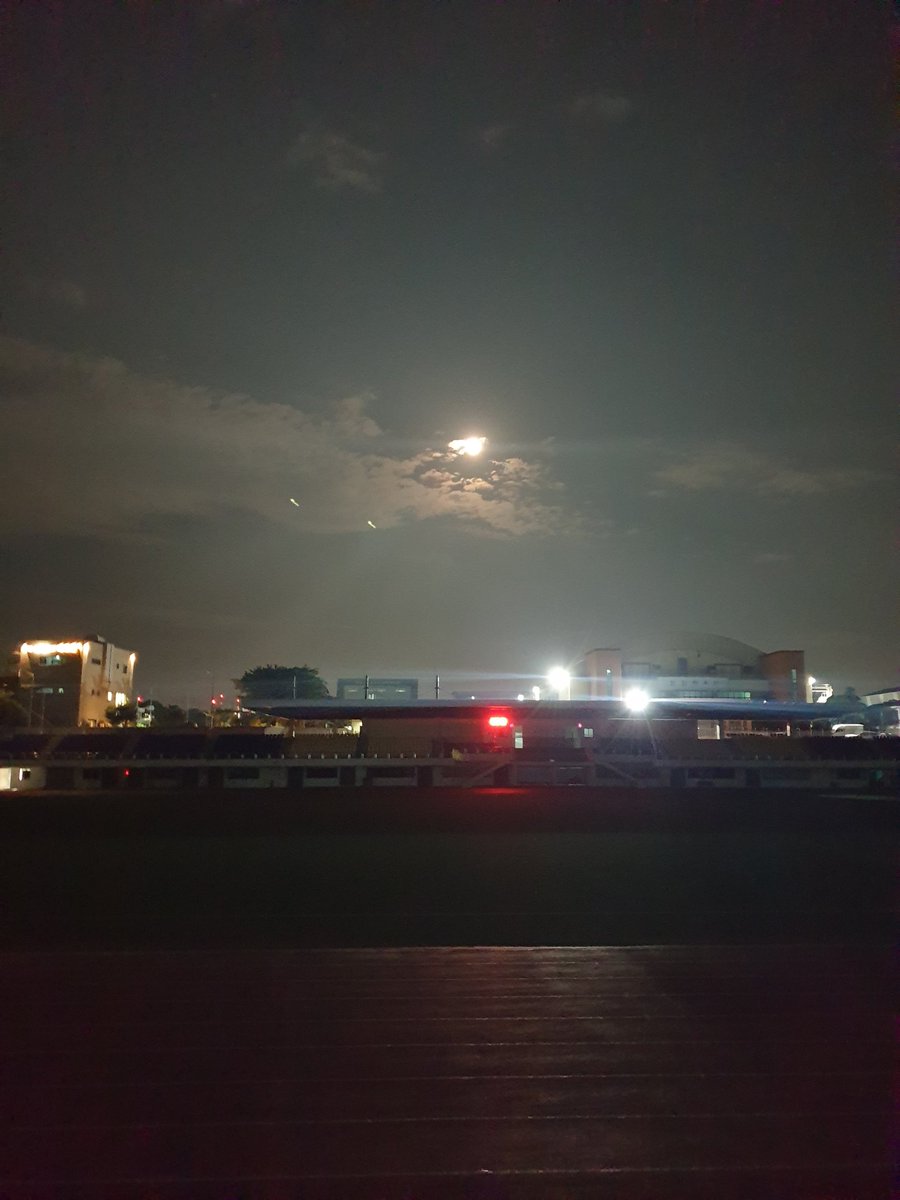a01030603196's tweet image. I'm running for Elon Musk's health.
날짜ㅡ2025년 7월10일 목요일
장소ㅡ제주시 한림종합운동장
달린거리ㅡ10,000미터(25바퀴)
달린시간ㅡ00시간58분
운동이 늦게 시작돼서 달리기가 끝남과 동시에 운동장 조명이 꺼져 버렸다.
보통 9시 55분 경에 꺼진다
달도 뜨고 건너편 실내체육관…