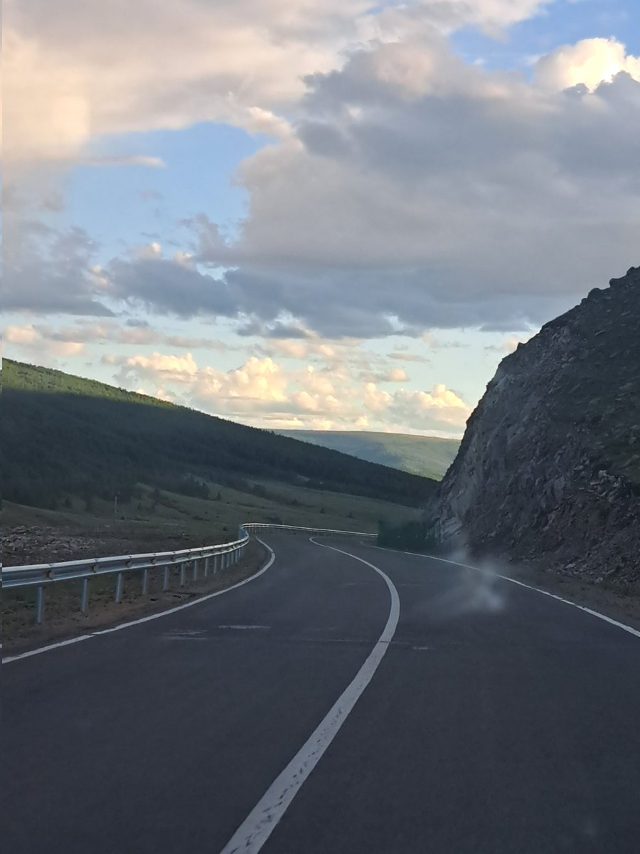 УБ гараад 920 км явж байна. Урьд цагт 1000 километрийг 2 өдөр туучуулдаг байсан бол өнөө цагт өглөө гараад оройдоо ирдэг цаг дор🤗
-Гол нь байн, байн зогсохгүй.Хурдаа тохируулж, аюулгүй явах нь чухал юм.Одоо 100 яваад орлоо 😍