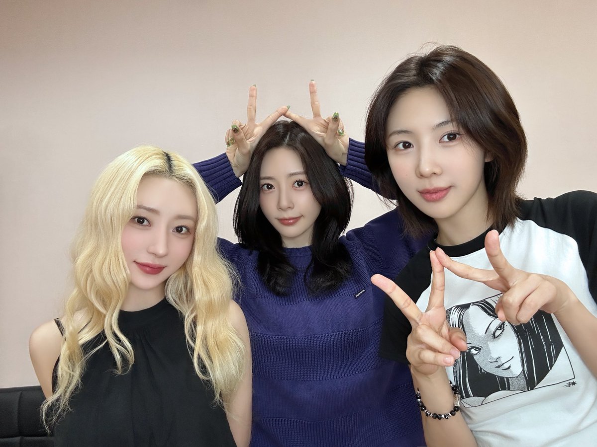 [✏] 25.07.10 후즈팬, 사운드웨이브 팬사인회❣

     ▥▥
┏┛  ┗┓피곤하지
┃  유아 ┃이거먹구
┃  유♡ ┃힘내~~♡
┗====┛( ^^)/

#유아유 #UAU
#Dreamcatcher_UAU