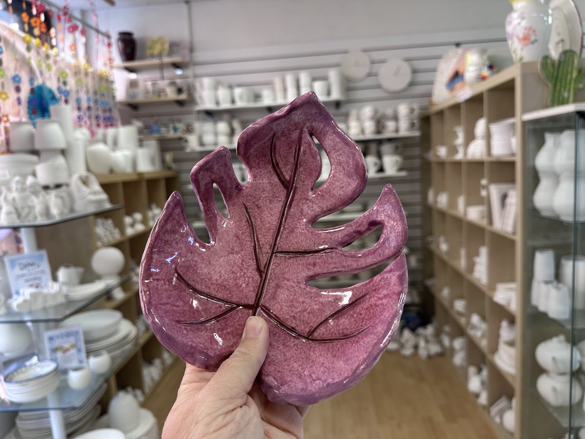 MyCraftyMonkey's tweet image. Who says monstera leaves have to be green? 💕🌿 We’re obsessed with this fabulous pink version painted in our studio – it’s bold, beautiful, and totally unique! The perfect pop of colour for a kitsch kitchen, if we dare say so! 💖🍽️