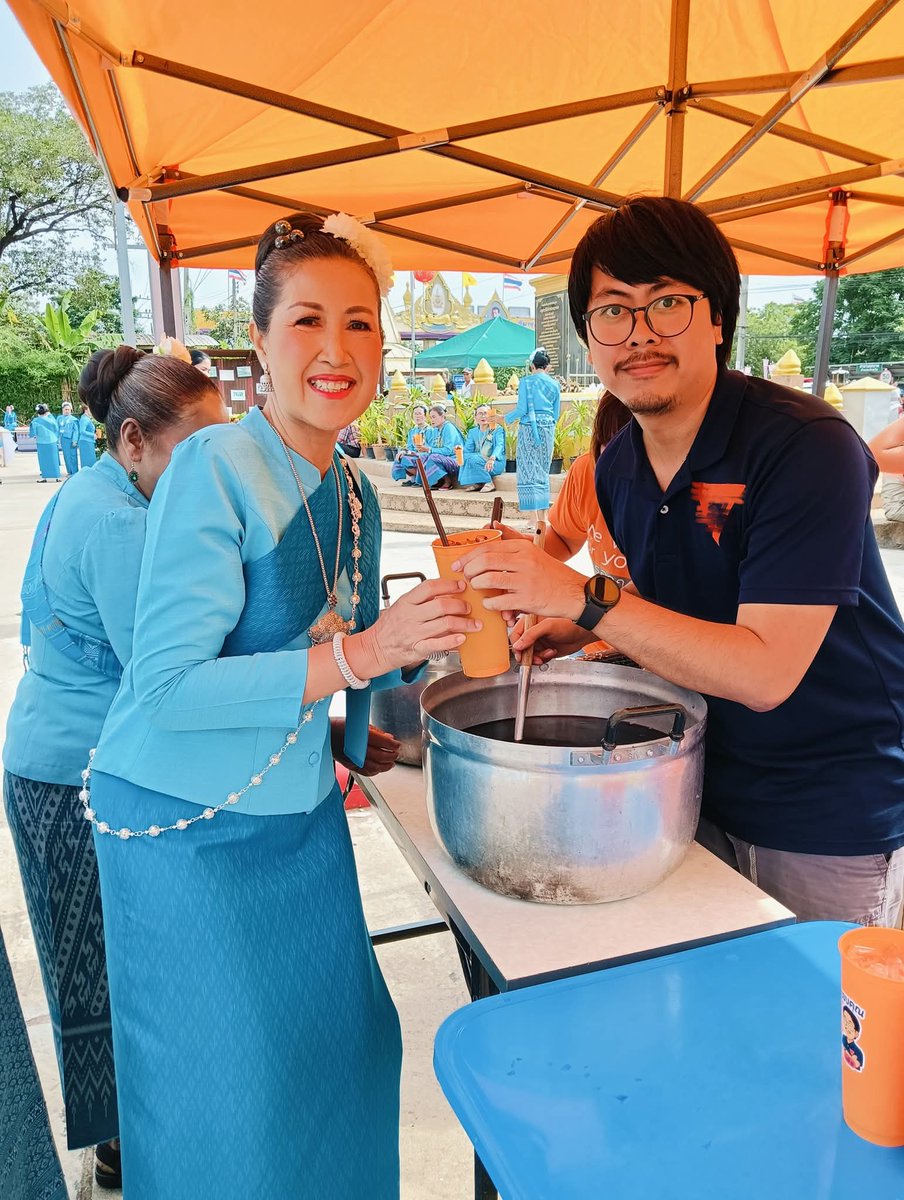 Kittitat_MFP's tweet photo. ม่วนๆบุญบ้านเฮา บุญทอดเทียนแก้งคร้อ 🧡 #เต้ยประชาชน https://t.co/Dsrg4M1ZxL