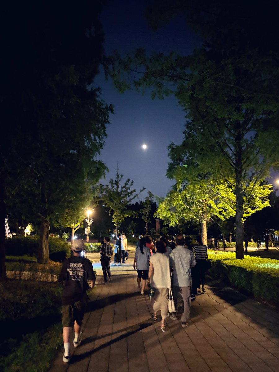 l_said_nothing's tweet image. 기다렸던 부산시향 정기연주회,.
베토벤 피아노 협주곡 제 4번/ 폴 루이스
브람스 교향곡 제 2번
밤바람이 시원하다.
달빛을 따라 걷는 나의 G의 뒷모습까지,.
충분히 행복한 목요일밤이다.