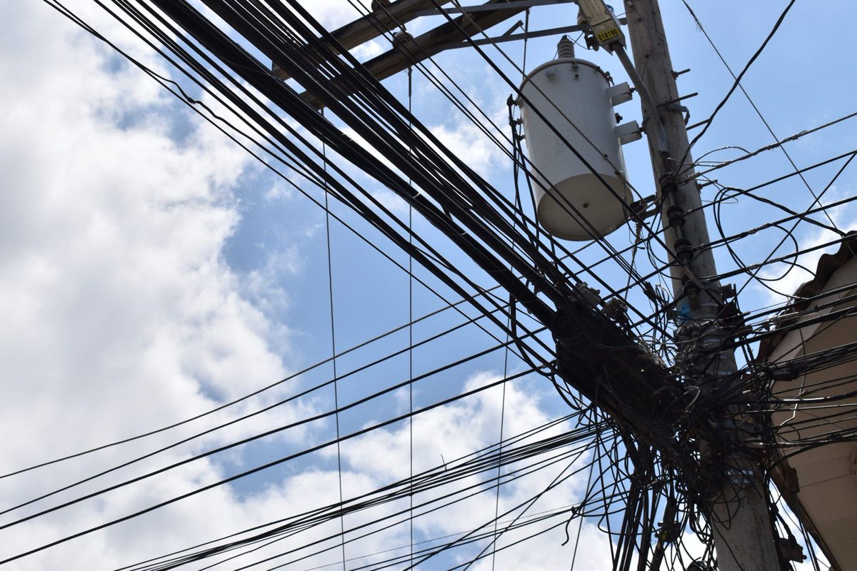 Javier Matuk (@jmatuk) on Twitter photo La nueva Ley de Telecomunicaciones permitirá obligar a las empresas de TV por cable, telefonía e internet a retirar los cables de los postes que ya no se usen, reacomodar los que ya tienen, así como usar infraestructura subterránea para limpiar el paisaje urbano. ¿Qué te parece? La nueva Ley de Telecomunicaciones permitirá obligar a las empresas de TV por cable, telefonía e internet a retirar los cables de los postes que ya no se usen, reacomodar los que ya tienen, así como usar infraestructura subterránea para limpiar el paisaje urbano. ¿Qué te parece?