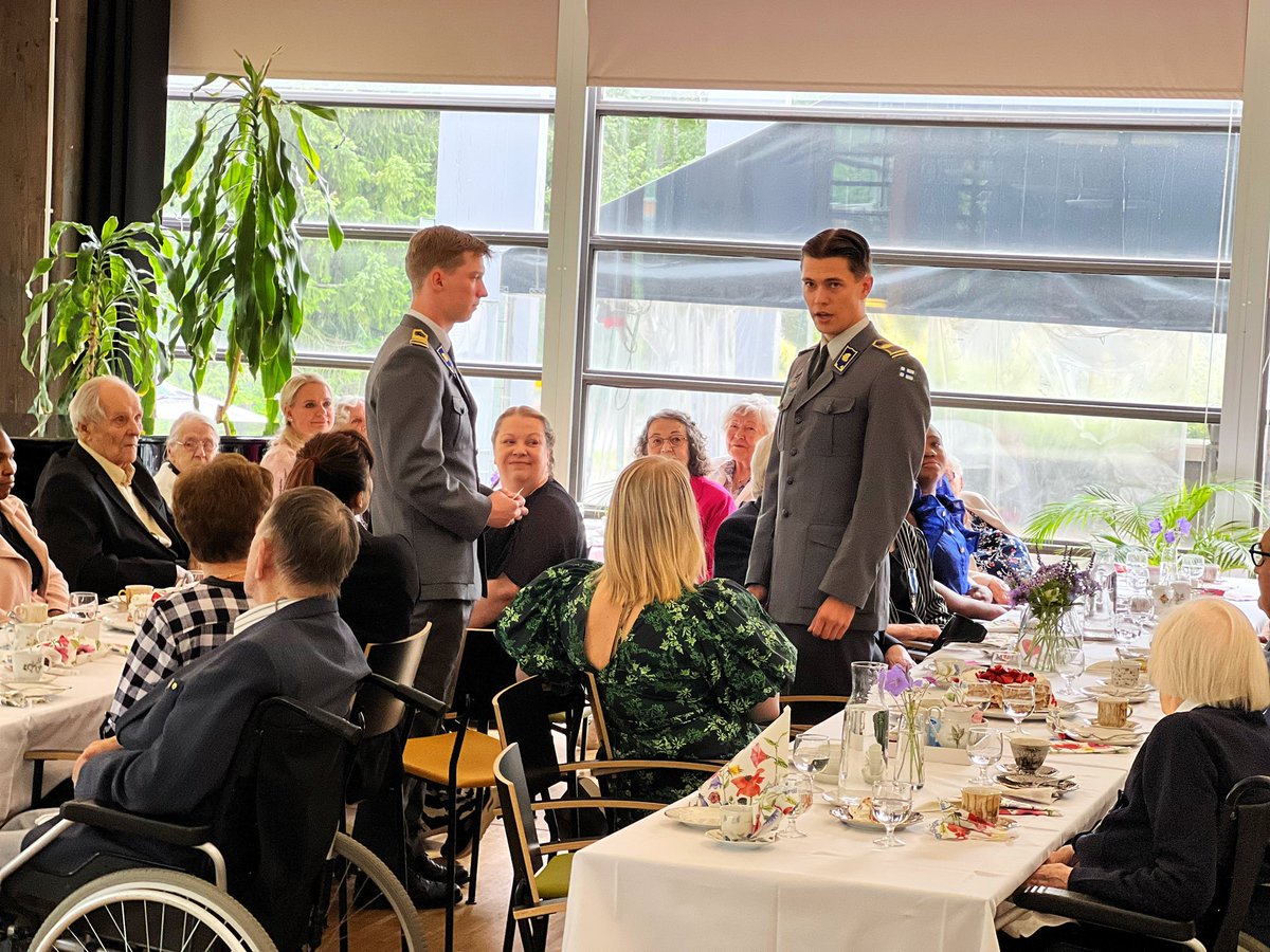 Tänään saimme kartanovieraita, kun kadetit Sormunen ja Liukko tulivat tapaamaan sotiemme miehiä ja naisia Foibekartanolle. #foibekartano #hyvänelämänyhteisö #sotiemmeveteraanit #kartanokahvit