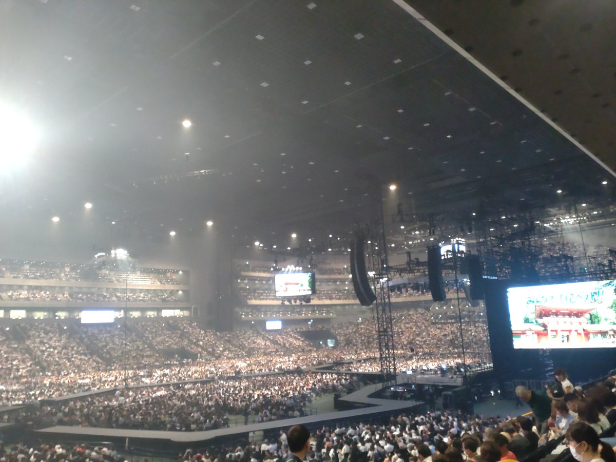 kana2140's tweet photo. 大雨と雷の中、念願の小田和正さんコンサートへ。ステージのあちらこちらはもちろん、観客席で歌ってくれたり、皆で大合唱したり楽しかった✨️ https://t.co/4GicMIBIQX