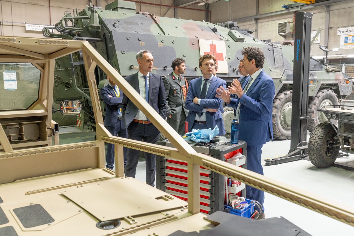 DefensieMin's tweet image. In Ede zie ik hoe Rheinmetall Nederland werkt aan pantservoertuigen voor onze krijgsmacht, zoals de Boxer en Caracal.
Goed en open gesprek over opschalen defensie-productie, innovatie en internationale samenwerking.
In Nederland zijn er kansen voor onze veiligheid én economie.