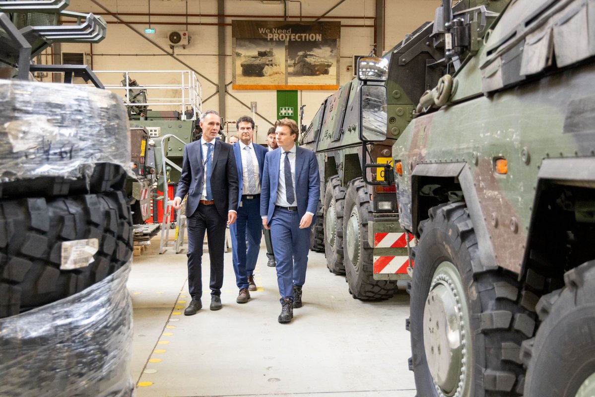 DefensieMin's tweet image. In Ede zie ik hoe Rheinmetall Nederland werkt aan pantservoertuigen voor onze krijgsmacht, zoals de Boxer en Caracal.
Goed en open gesprek over opschalen defensie-productie, innovatie en internationale samenwerking.
In Nederland zijn er kansen voor onze veiligheid én economie.