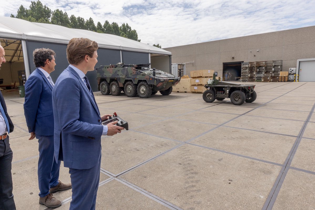 DefensieMin's tweet image. In Ede zie ik hoe Rheinmetall Nederland werkt aan pantservoertuigen voor onze krijgsmacht, zoals de Boxer en Caracal.
Goed en open gesprek over opschalen defensie-productie, innovatie en internationale samenwerking.
In Nederland zijn er kansen voor onze veiligheid én economie.