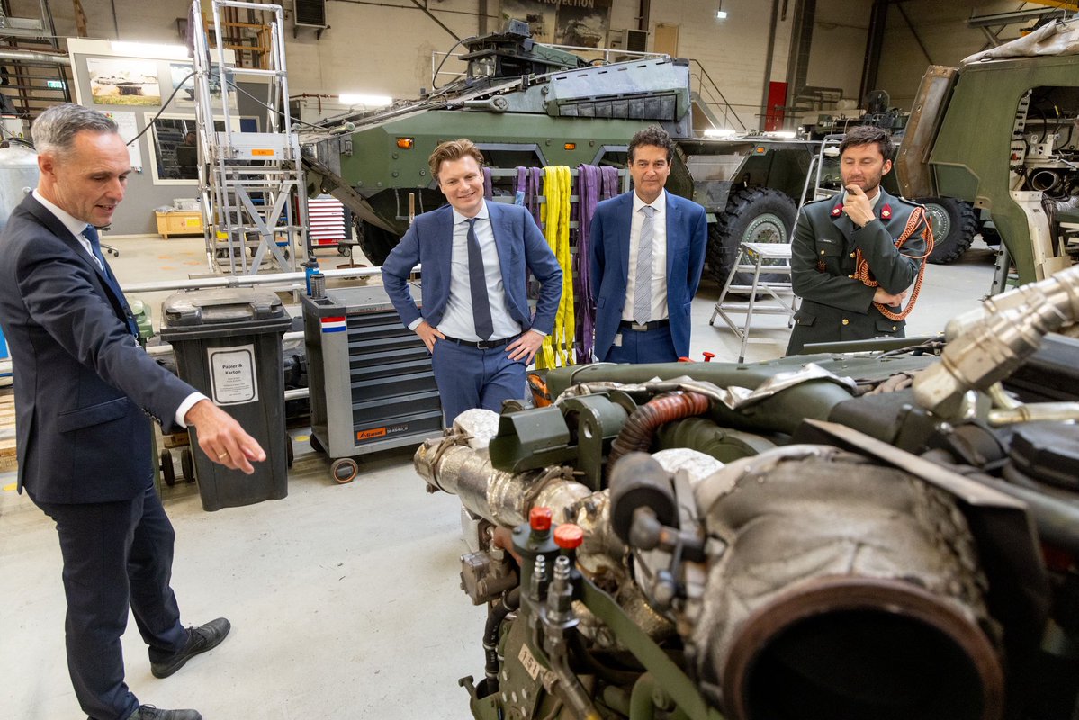 DefensieMin's tweet image. In Ede zie ik hoe Rheinmetall Nederland werkt aan pantservoertuigen voor onze krijgsmacht, zoals de Boxer en Caracal.
Goed en open gesprek over opschalen defensie-productie, innovatie en internationale samenwerking.
In Nederland zijn er kansen voor onze veiligheid én economie.