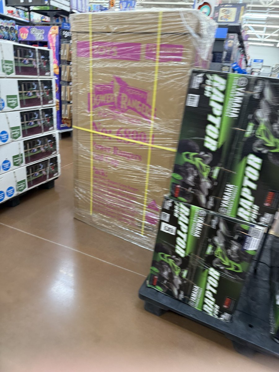 Masonmerrell's tweet image. At Walmart this morning. New era here weee goo! Probably about to buy a lot of these 😂 #PowerRangers