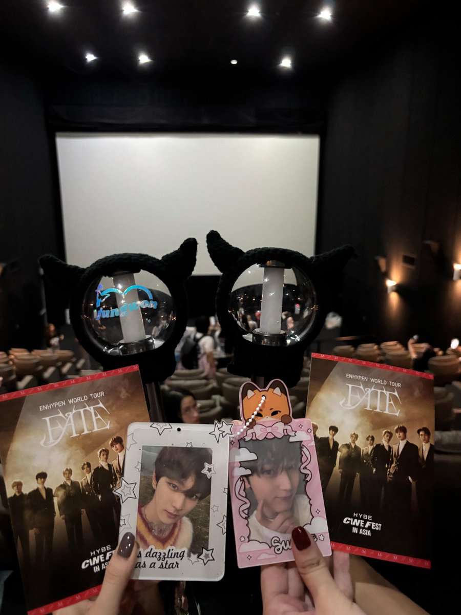 kimyungshookt's tweet image. watched fate cinefest today w my forever concert buddy / engene bestie, @woniebun 💘

#ENHYPENFATE #HYBECineFest