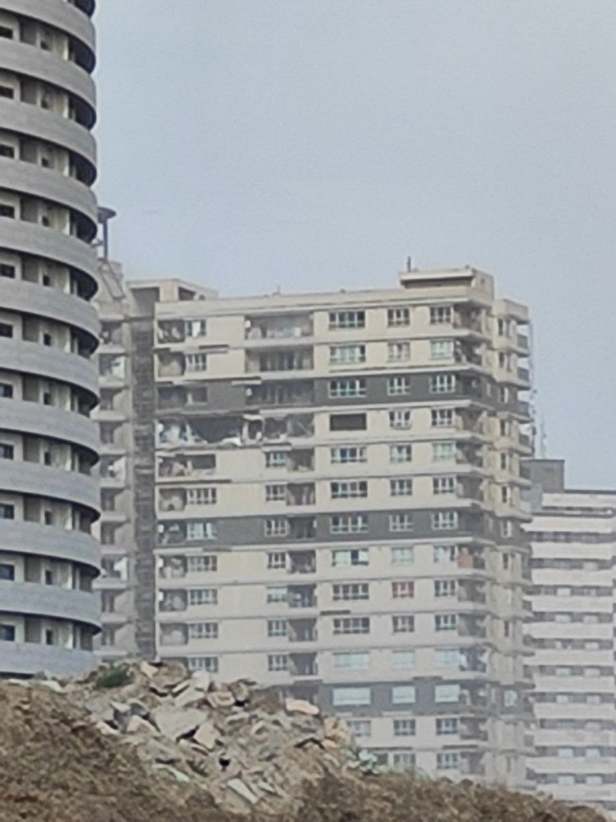 Vahid's tweet image. عکس دریافتی: 'انفجار در یک برج مسکونی در بزرگراه همدانی تهران، حوالی دریاچه چیتگر. امروز، ۱۹ تیر ۱۴۰۴'
#iran #israel?