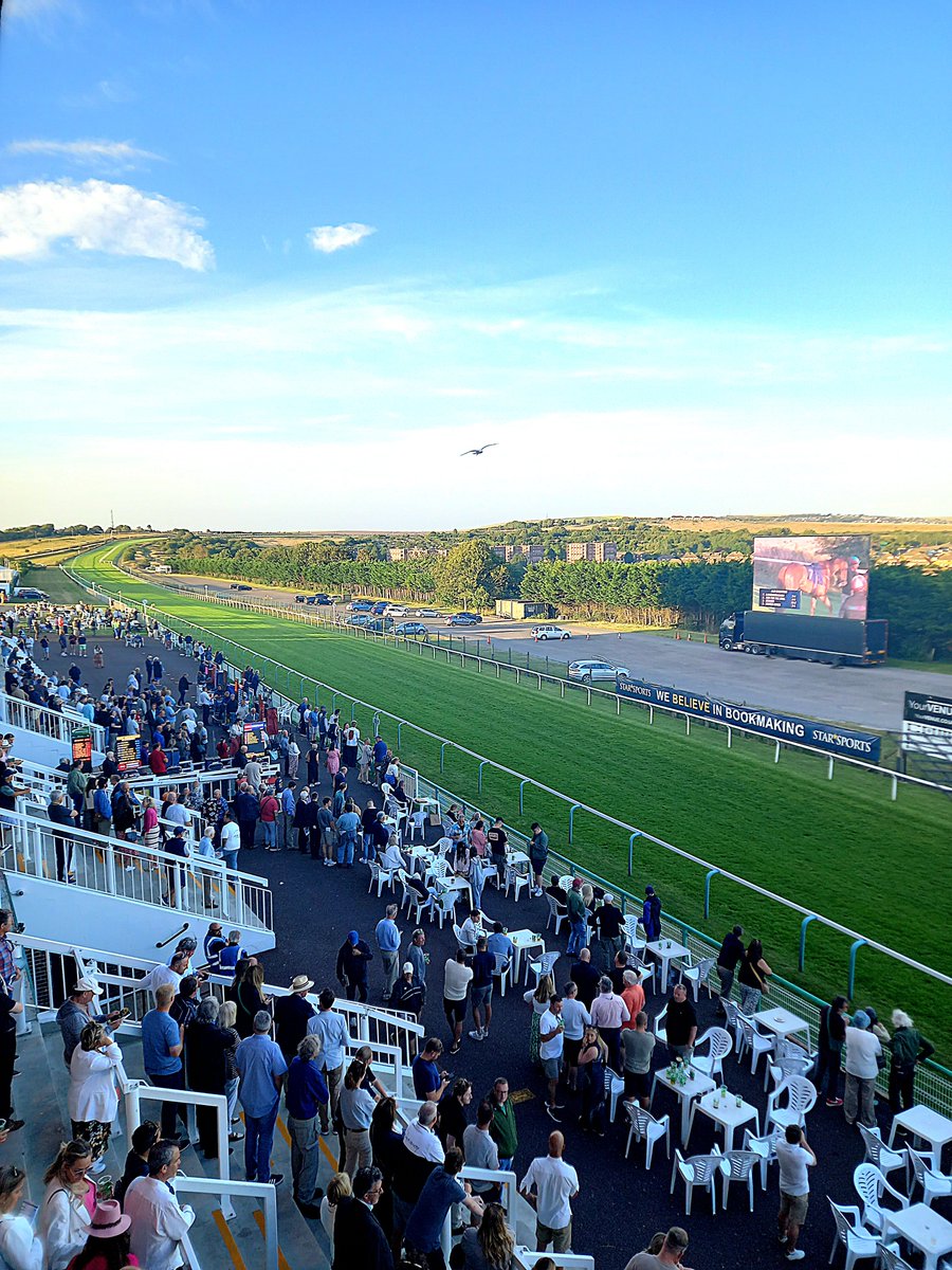 BrightonTourism's tweet photo. Blue skies and spectacular views from Silks Restaurant for the evening race meeting @BrightonRace #Brighton #seaviews https://t.co/DzAS8gEPFb