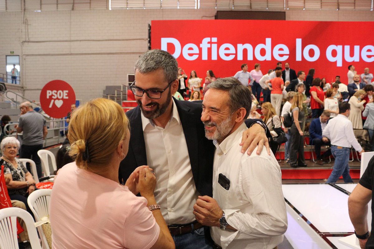 ⬛ Duro golpe para los socialistas de la Región.

Se nos ha ido Paco Jiménez. Compañero, amigo y, sobre todo, una gran persona. Siempre demostró su compromiso y vocación de servicio. 

Paco, desde donde estés, seguirás con nosotros. 

Mi más sentido pésame a su familia y amigos.