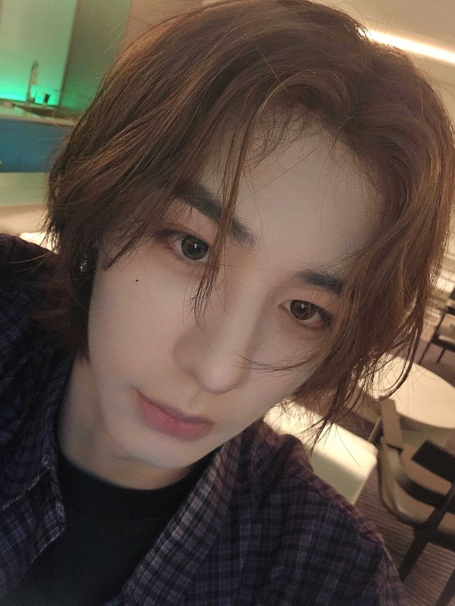 Hando21_'s tweet photo. 셀카 분위기 압도적 https://t.co/oPwHHnGr5N