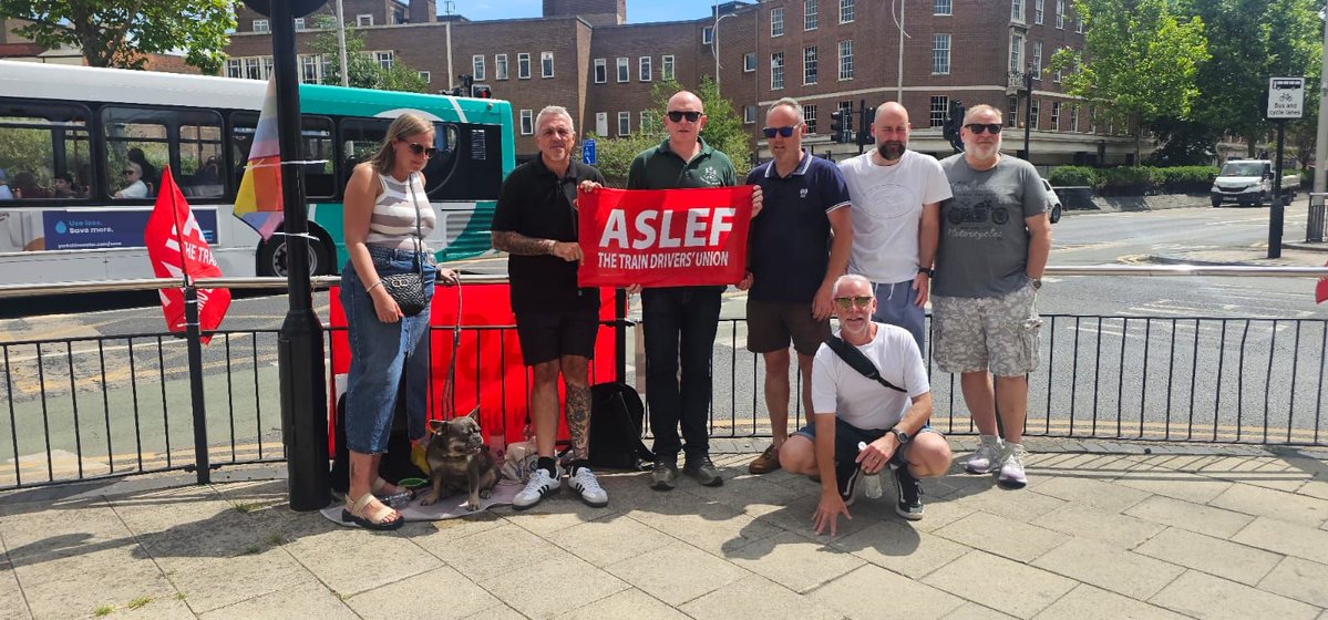 ASLEFunion's tweet image. Another strong picket line from our members at Hull Trains, they were joined by lead officer Nigel Roebuck. This is a long running dispute in support of a colleague unfairly dismissed, with today marking the 51st day of strike action.
#ASLEFstrike