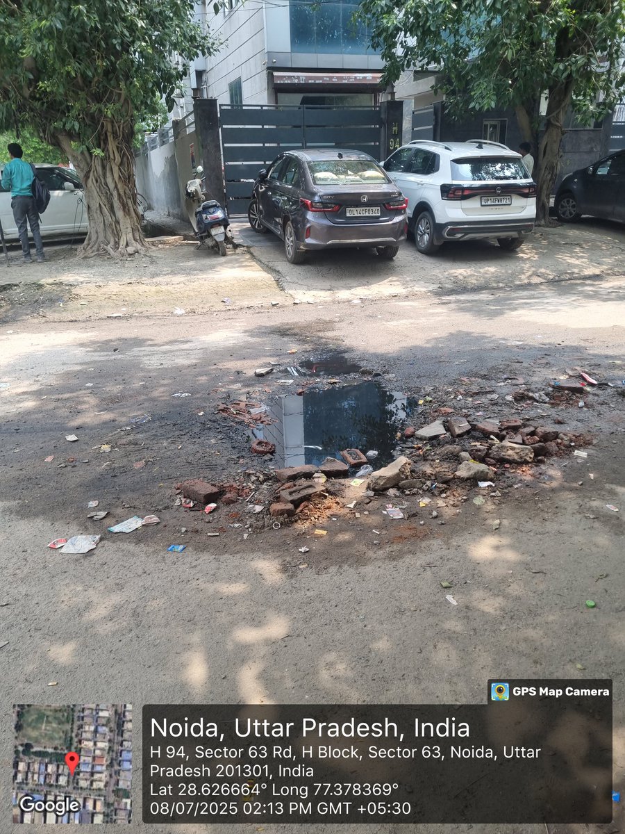नोएडा में बीच सड़क पर बनी नाली के लिए सरकार से लेकर सांसद, विधायक तक को टारगेट कर हैं लेकिन टारगेट करने वाले भूल जाते प्रधानमंत्री नरेंद्र मोदी जी के वक्तव्यों को ध्यान में रखते हुए नाली का निर्माण किया गया हैं.

जिससे नाले से निकलने वाली गैस का सदुपयोग किया जा सके आने वाले समय