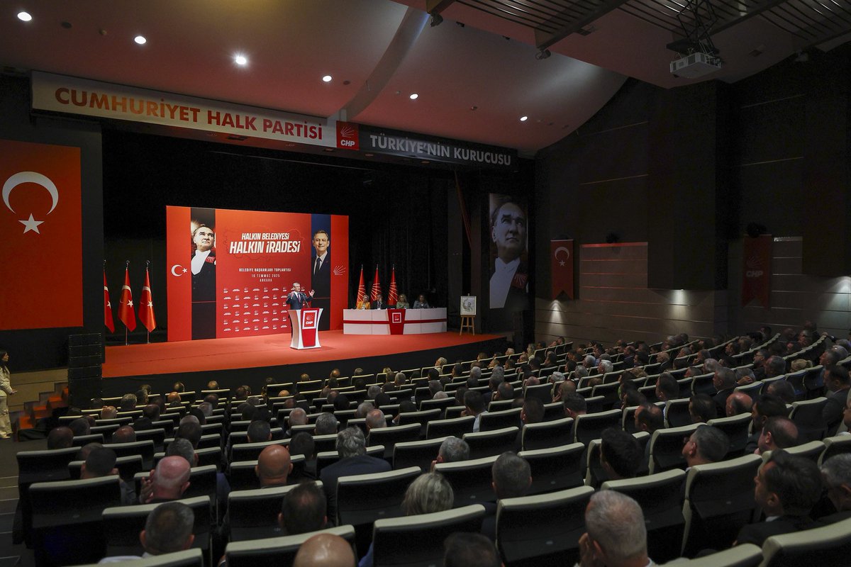 Kazım KURT (@chpkazimkurt) on Twitter photo CHP’li belediye başkanları olarak, Genel Başkanımız <a href="/eczozgurozel/">Özgür Özel</a>’in liderliğinde bir araya geldik.
Adaletin ayaklar altına alındığı bu süreçte, halkımızın iradesine sahip çıkmak için buradayız. Adaletsizliğe karşı omuz omuza mücadele edeceğiz.
Birlikte başaracağız! Bu düzeni CHP’li belediye başkanları olarak, Genel Başkanımız <a href="/eczozgurozel/">Özgür Özel</a>’in liderliğinde bir araya geldik.
Adaletin ayaklar altına alındığı bu süreçte, halkımızın iradesine sahip çıkmak için buradayız. Adaletsizliğe karşı omuz omuza mücadele edeceğiz.
Birlikte başaracağız! Bu düzeni