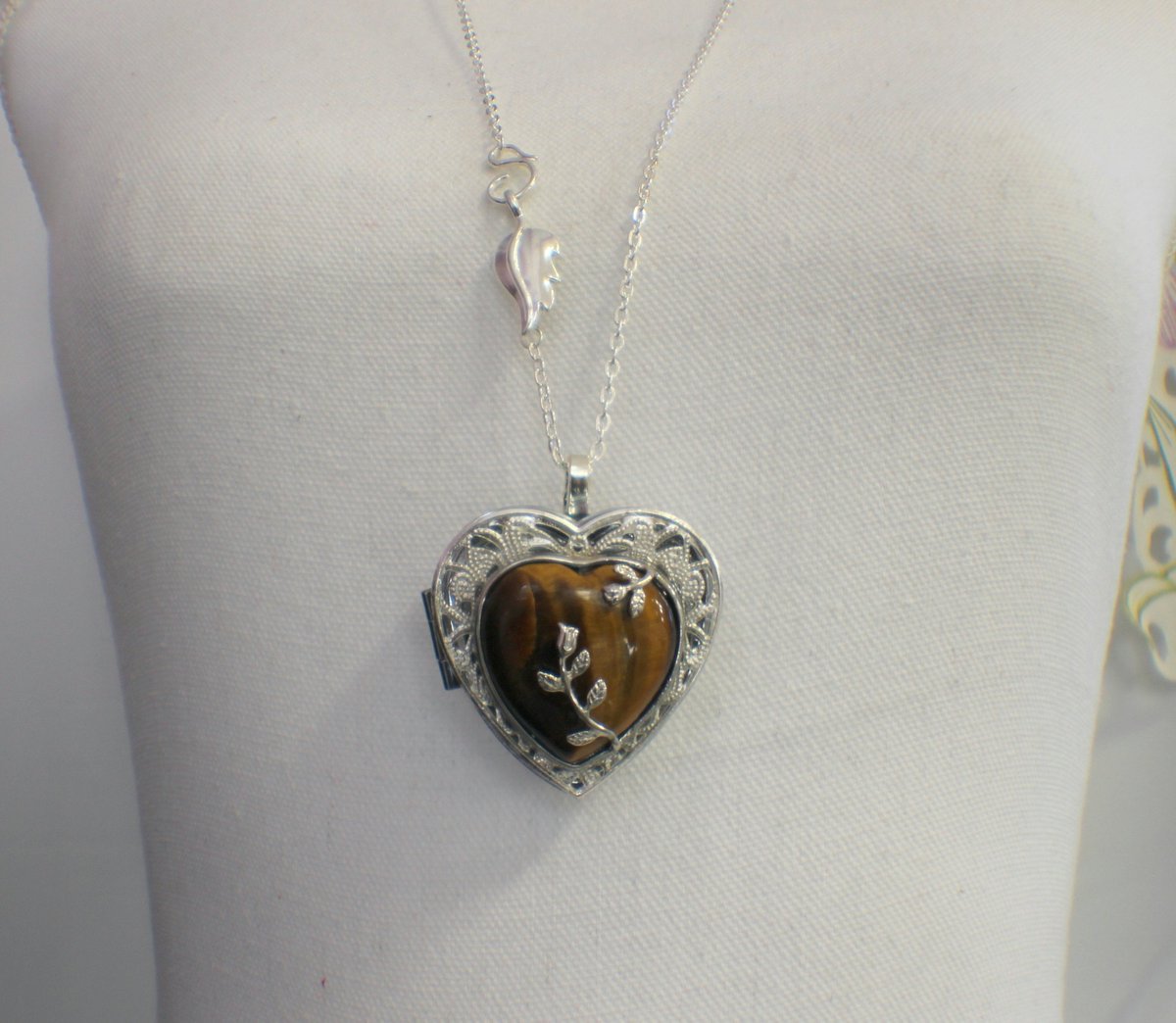 Unlock timeless melodies and cherished memories with our Tiger Eye Music Box Locket for just $100. Elevate your style today! #MusicBox #JewelryLovers

 Shop Now charsfavoritethings.com/products/5tige…