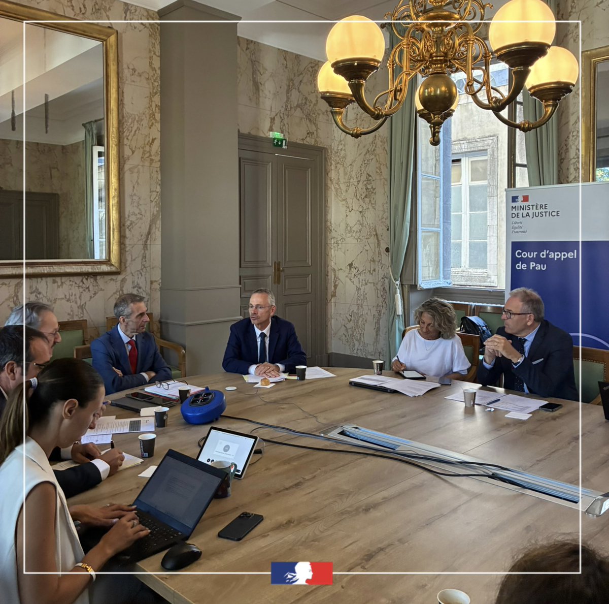 Académie de Bordeaux (@acbordeaux) on Twitter photo ⚖️ 1 an de coopération contre le harcèlement scolaire
Bilan à la cour d’appel de Pau avec le recteur <a href="/HuartJean/">Jean-Marc Huart</a> et le procureur général Eric Tufféry.
🎓 Un partenariat <a href="/education_gouv/">Ministère Éducation nationale</a> & <a href="/justice_gouv/">Ministère de la Justice</a> pour mieux protéger les élèves. ⚖️ 1 an de coopération contre le harcèlement scolaire
Bilan à la cour d’appel de Pau avec le recteur <a href="/HuartJean/">Jean-Marc Huart</a> et le procureur général Eric Tufféry.
🎓 Un partenariat <a href="/education_gouv/">Ministère Éducation nationale</a> & <a href="/justice_gouv/">Ministère de la Justice</a> pour mieux protéger les élèves.