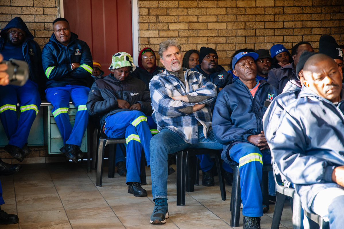 MMCFor_WS's tweet image. 馃敽In Pictures馃敽
@City_Ekurhuleni MMC for water and sanitation, Councillor @MsaneThembi speaking to depot employees, checking their wellbeing, operations and equipment.
MMC is doing an inspection rounds of all depots in the city, today being Brakpan depot.