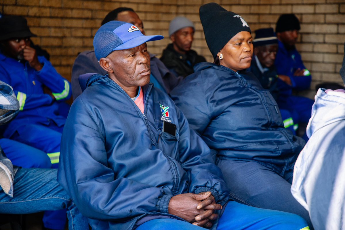 MMCFor_WS's tweet image. 馃敽In Pictures馃敽
@City_Ekurhuleni MMC for water and sanitation, Councillor @MsaneThembi speaking to depot employees, checking their wellbeing, operations and equipment.
MMC is doing an inspection rounds of all depots in the city, today being Brakpan depot.