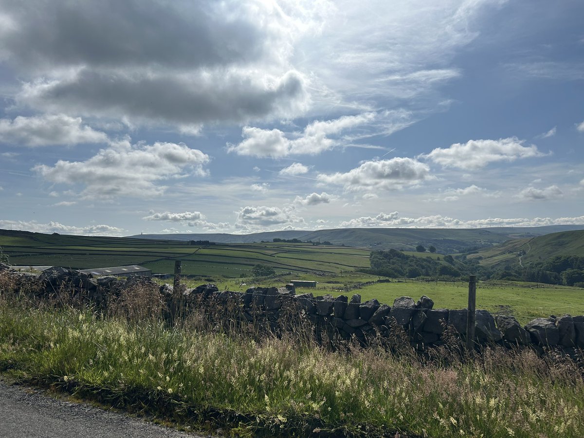 hellomaybern's tweet photo. A beautiful day for a drive over the tops to the other side of the border - visiting a site in West Yorkshire,  now safely back home in Lancashire 🌹

#britishsummer #sitevisitday https://t.co/xwg6JsMzoJ