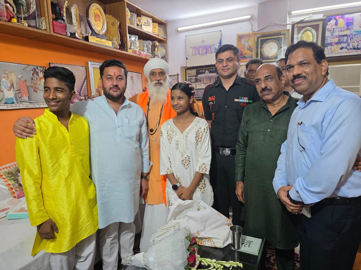 आज गुरु पूर्णिमा के शुभ अवसर पर पंचकुइयां रोड स्थित प्राचीन भगवान वाल्मीकि मंदिर में दर्शन कर परम श्रद्धेय स्वामी कृष्ण विद्यार्थी जी महाराज का चरण स्पर्श कर गुरु पूजन किया और उनका आशीर्वाद प्राप्त किया।

गुरु का आशीर्वाद ही जीवन का सबसे बड़ा प्रकाश है।