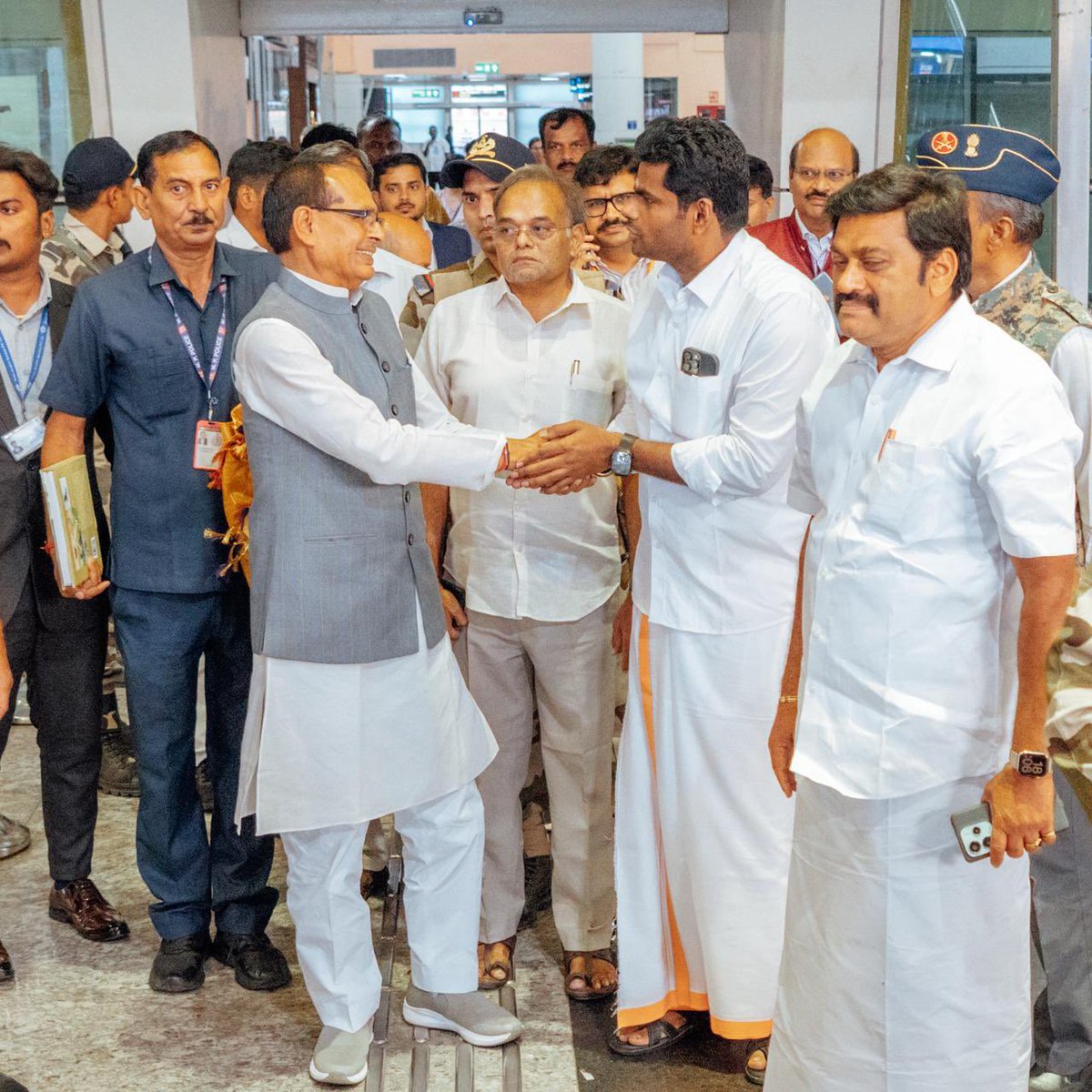 K.Annamalai (@annamalai_k) on Twitter photo Delighted to welcome our Hon Minister for Agriculture & famers’ welfare, Thiru <a href="/ChouhanShivraj/">Shivraj Singh Chouhan</a> avl, on his arrival in Coimbatore to attend the consultative meeting of cotton farmers tomorrow in which Agriculture Ministers of cotton growing states are also participating. Delighted to welcome our Hon Minister for Agriculture & famers’ welfare, Thiru <a href="/ChouhanShivraj/">Shivraj Singh Chouhan</a> avl, on his arrival in Coimbatore to attend the consultative meeting of cotton farmers tomorrow in which Agriculture Ministers of cotton growing states are also participating.