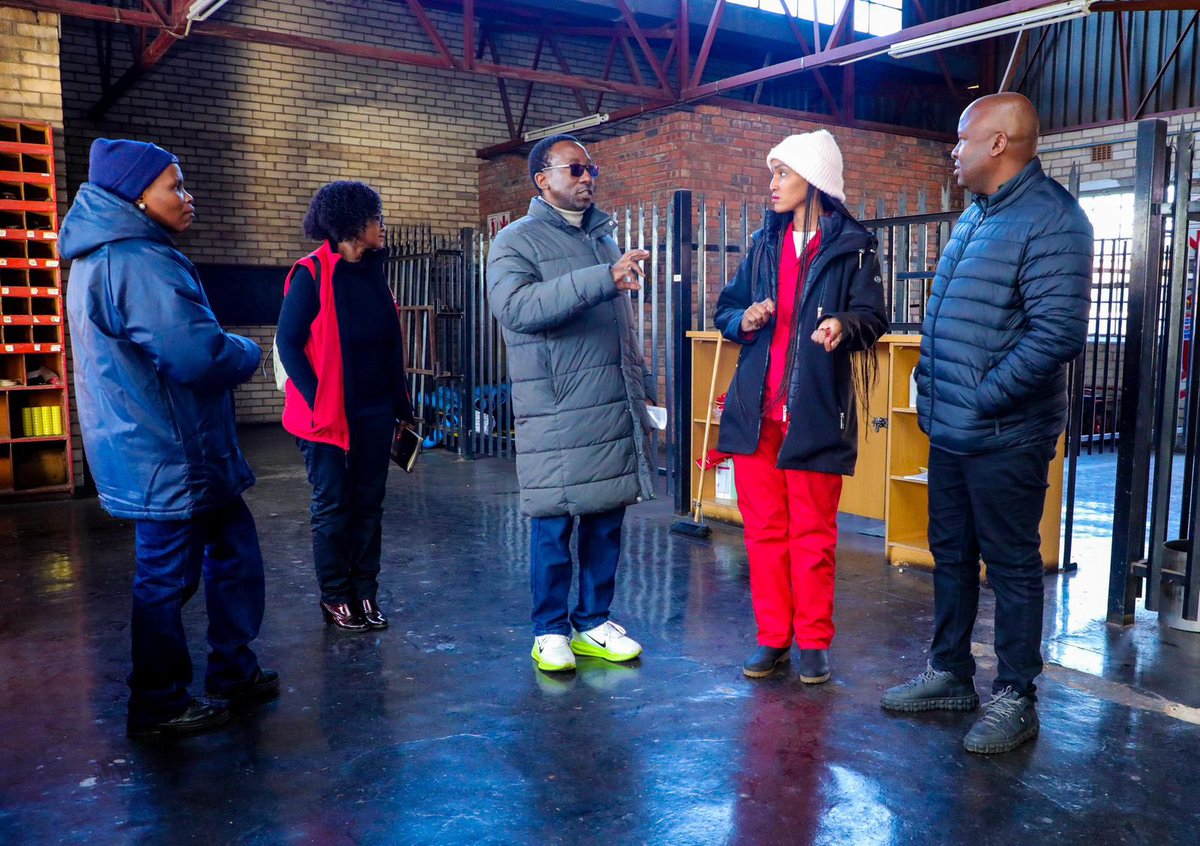 MMCFor_WS's tweet image. 馃敽In Pictures馃敽
@City_Ekurhuleni MMC for water & sanitation @MsaneThembi is doing an inspection rounds of all depots in the city, checking operations and equipment
-Today at the Brakpan depot MMC is ensuring that the infrastructure is in good condition before being dispatched