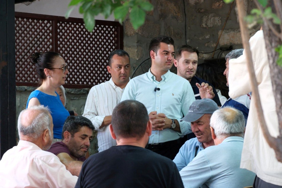 Bodrum Belediye Başkanımız Tamer Mandalinci, Bitez Mahallesi’nde gerçekleştirdiği kapsamlı saha ziyaretlerinde esnaf ve vatandaşlarla bir araya geldi.

Cumhuriyet Caddesi ve Atatürk Bulvarına bağlı sokaklardaki işletmeleri tek tek gezerek talep, öneri ve şikayetleri dinledi.