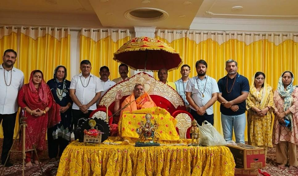 गुरु पूर्णिमा के पावन अवसर पर भाजपा जम्मू-कश्मीर महामंत्री ऐडवोकेट <a href="/iamvibodhgupta/">Vibodh Gupta</a> ने ज़िला साम्बा के पाटी गांव में स्थित श्री निरंजन संन्यास वेदांत आश्रम में परमाध्यक्ष श्री पंचायती महानिर्वाणी अखाड़ा के श्री श्री 1008 महामण्डलेश्वर स्वामी अक्षरानन्द गिरी जी महाराज के दर्शन कर